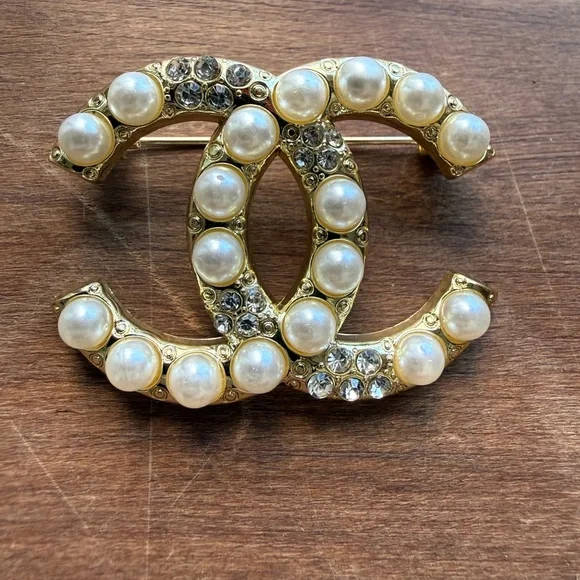 CHANEL Gold and Pearl Crystal Brooch - Picture 7 of 8